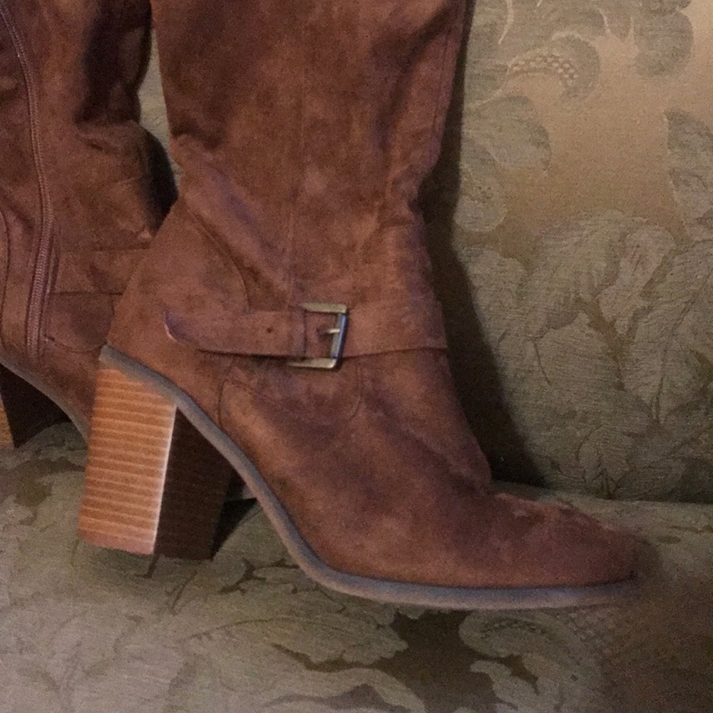 Faux suede knee high heeled boots :)
